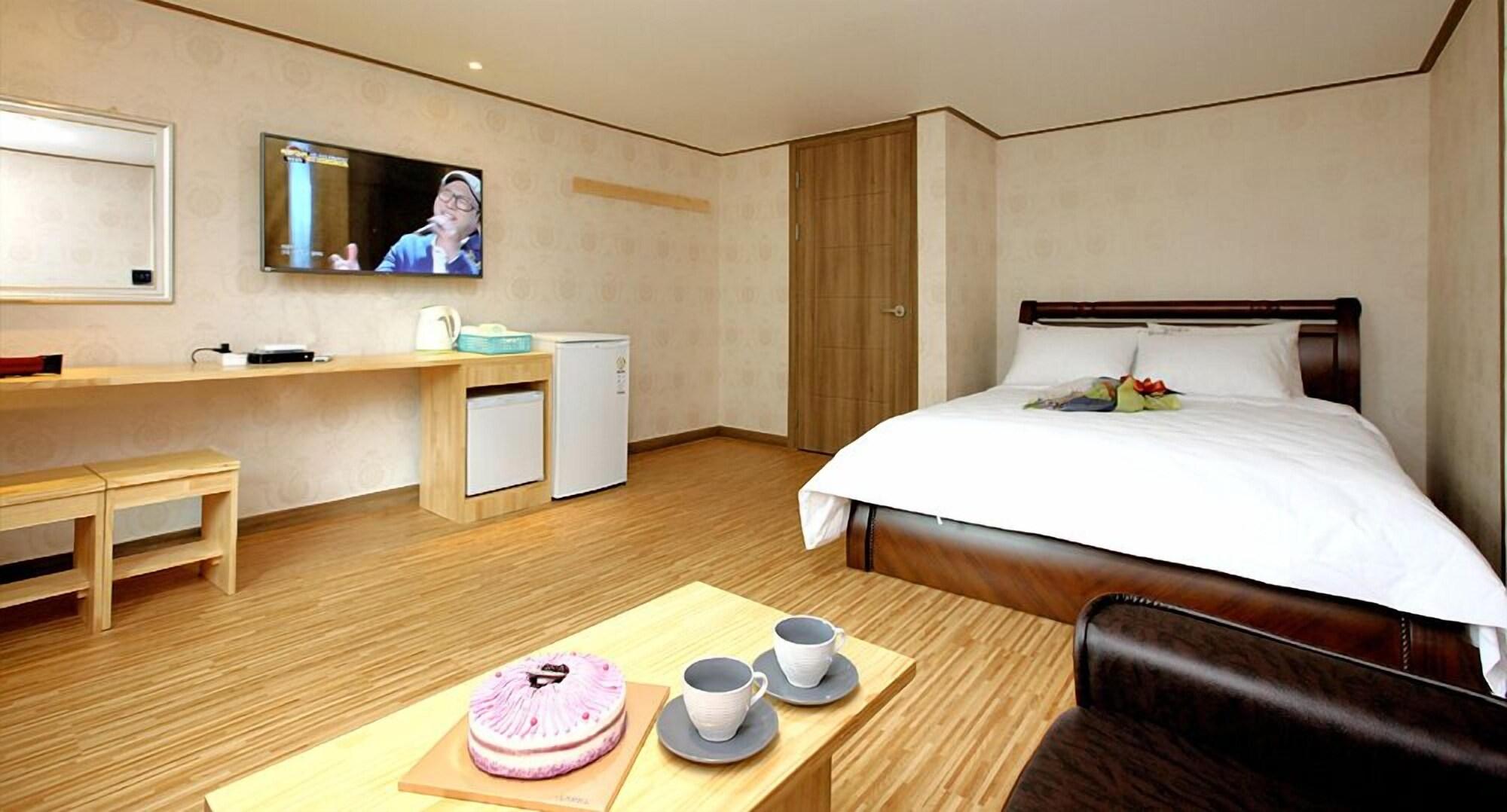 Traum Hotel&Condo Gapyeong Exterior foto