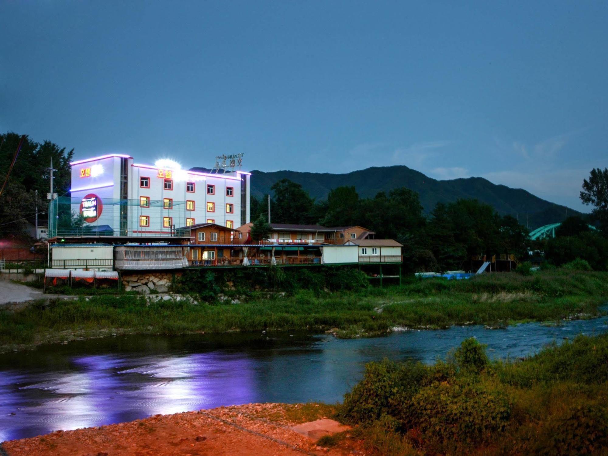 Traum Hotel&Condo Gapyeong Exterior foto